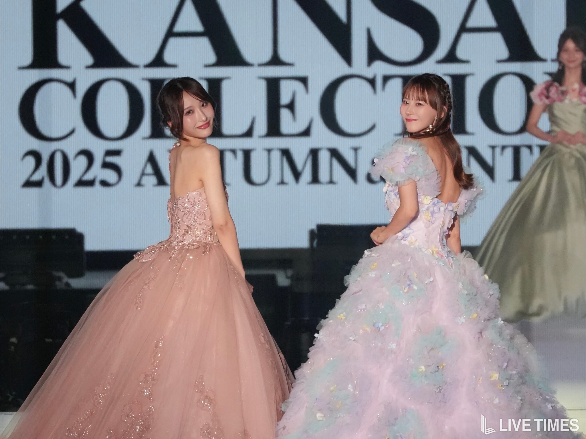 17LIVEライバーゆな＆りのあがペアで登場！華やかなドレスで魅せる