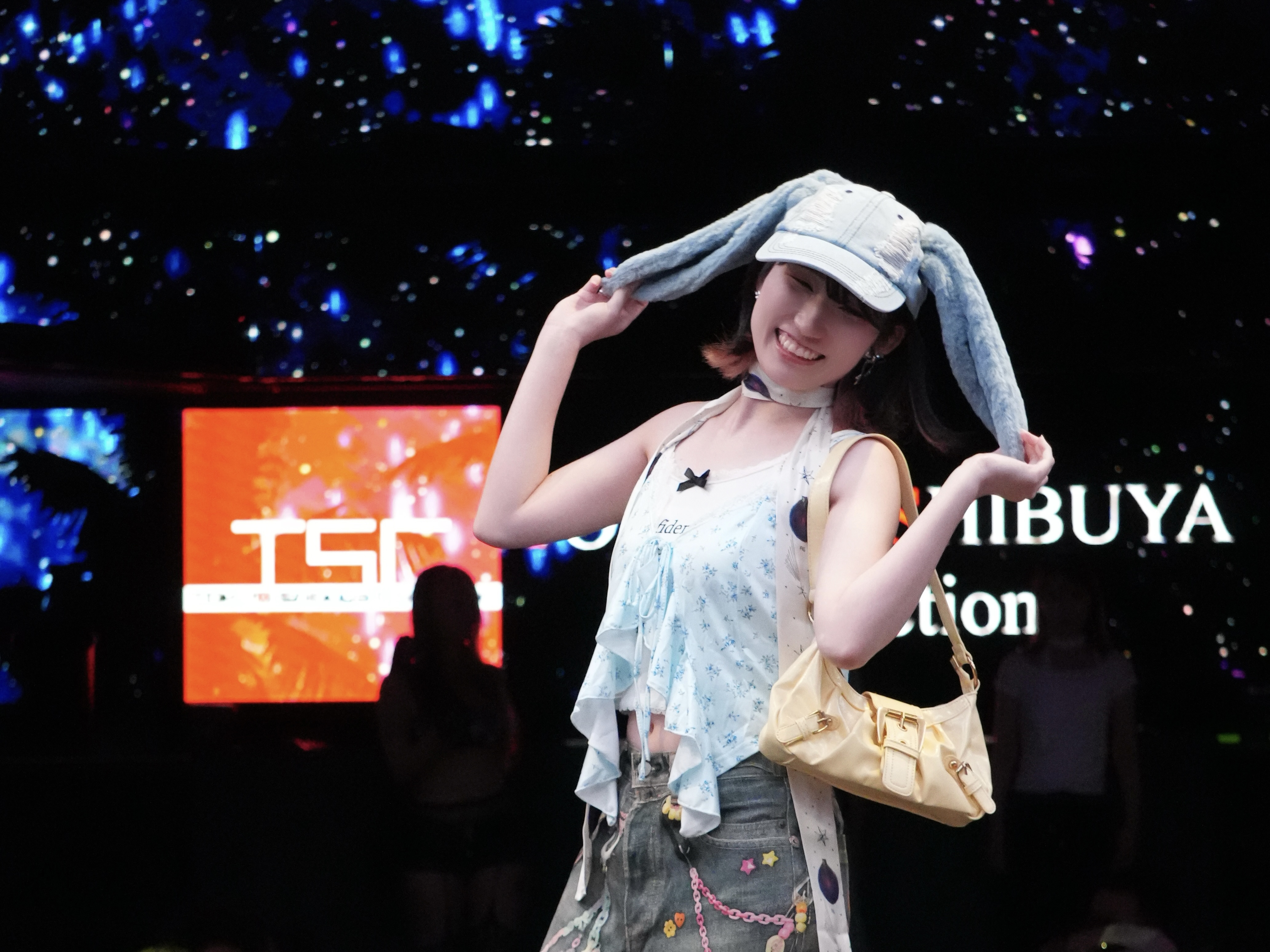 あずき TikTokライバーあずきんとき、キュート＆エレガントな2つの表情で魅了