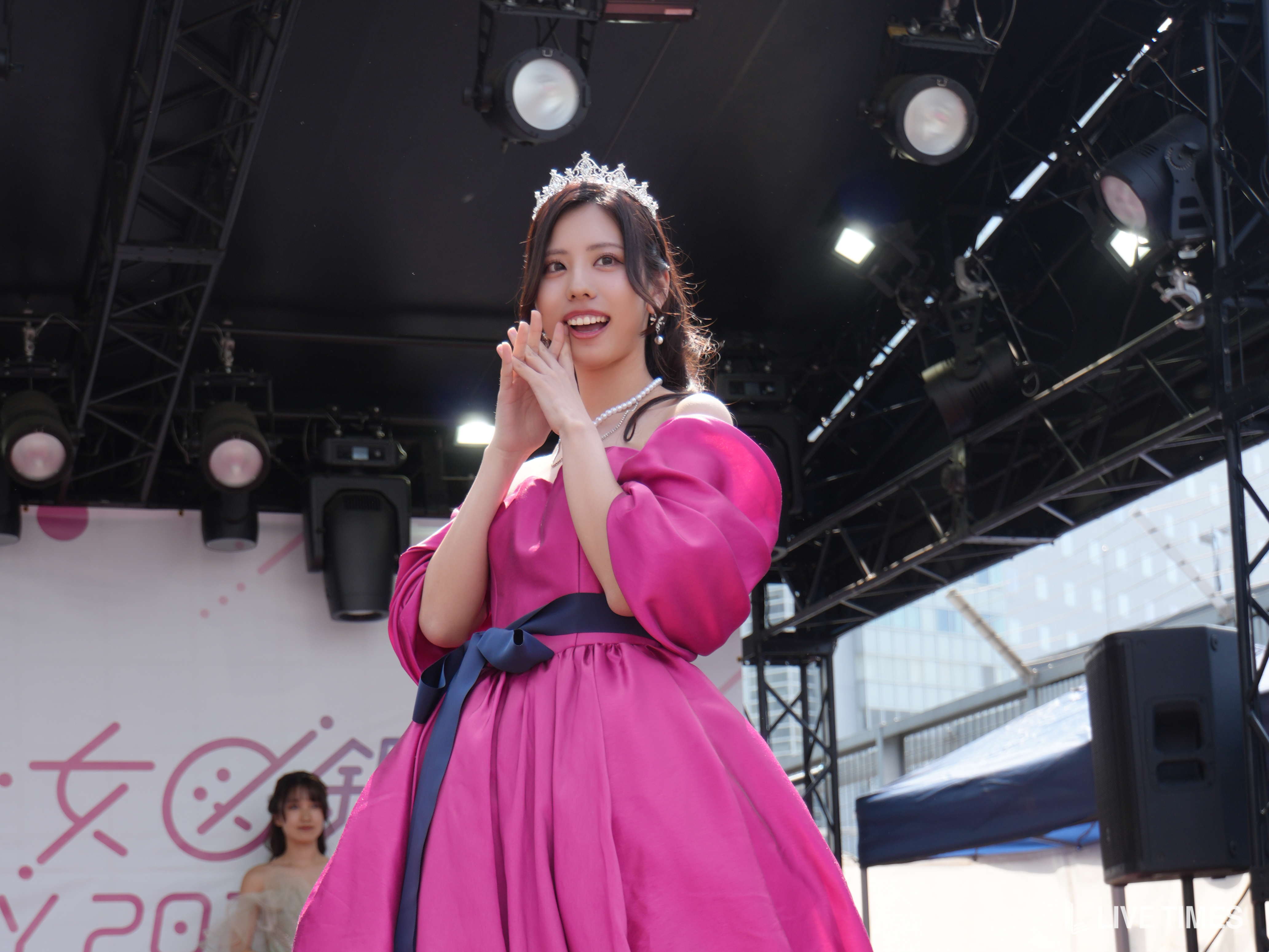 インフルエンサー・高田裕香、デコルテ輝く鮮やかなドレス姿で