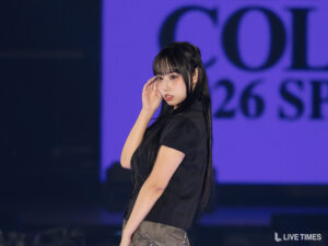 〈インタビューあり〉人気ライバー・希姫(きき)、闘病生活中に掴んだ関コレのランウェイ。「寝たきりだった私でも輝ける」と希望語る【KANSAI COLLECTION 2026 S/S】 Young woman in a black top posing on a stage with a purple backdrop and a 'LIVE TIMES' watermark in the corner.