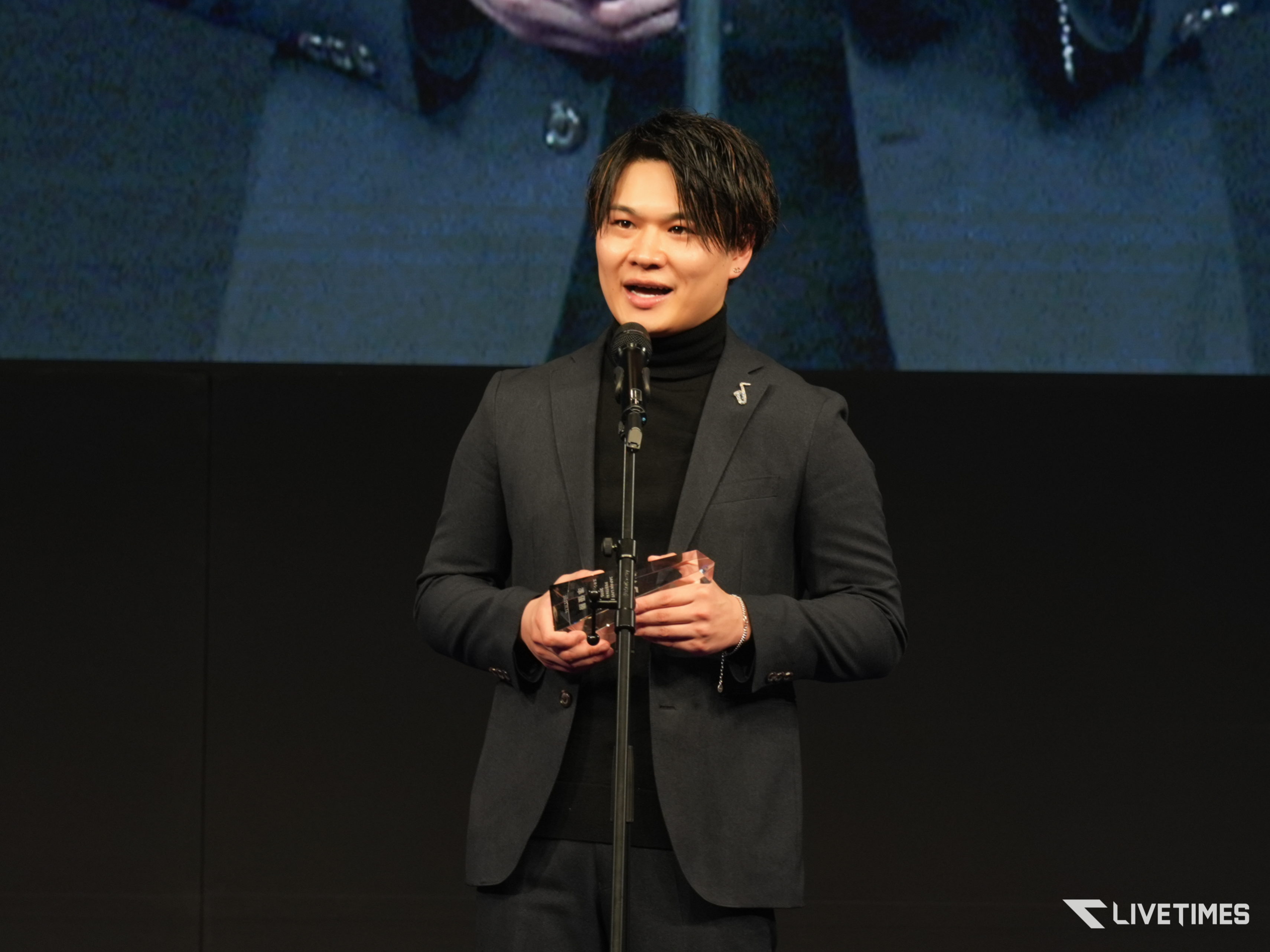 インタビュー〉プロサックス奏者×プロライバーの二刀流・大坪俊樹