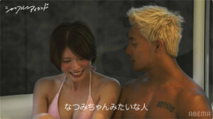 シャッフルアイランド Season7 第4話|新エリアで一夜を共にしたなつみ×てった。きよの想いと全員集合への加速 Smiling woman in a pink bikini sits beside a shirtless man with bleached blond hair in a hot tub, with white Japanese caption overlaid at the bottom.