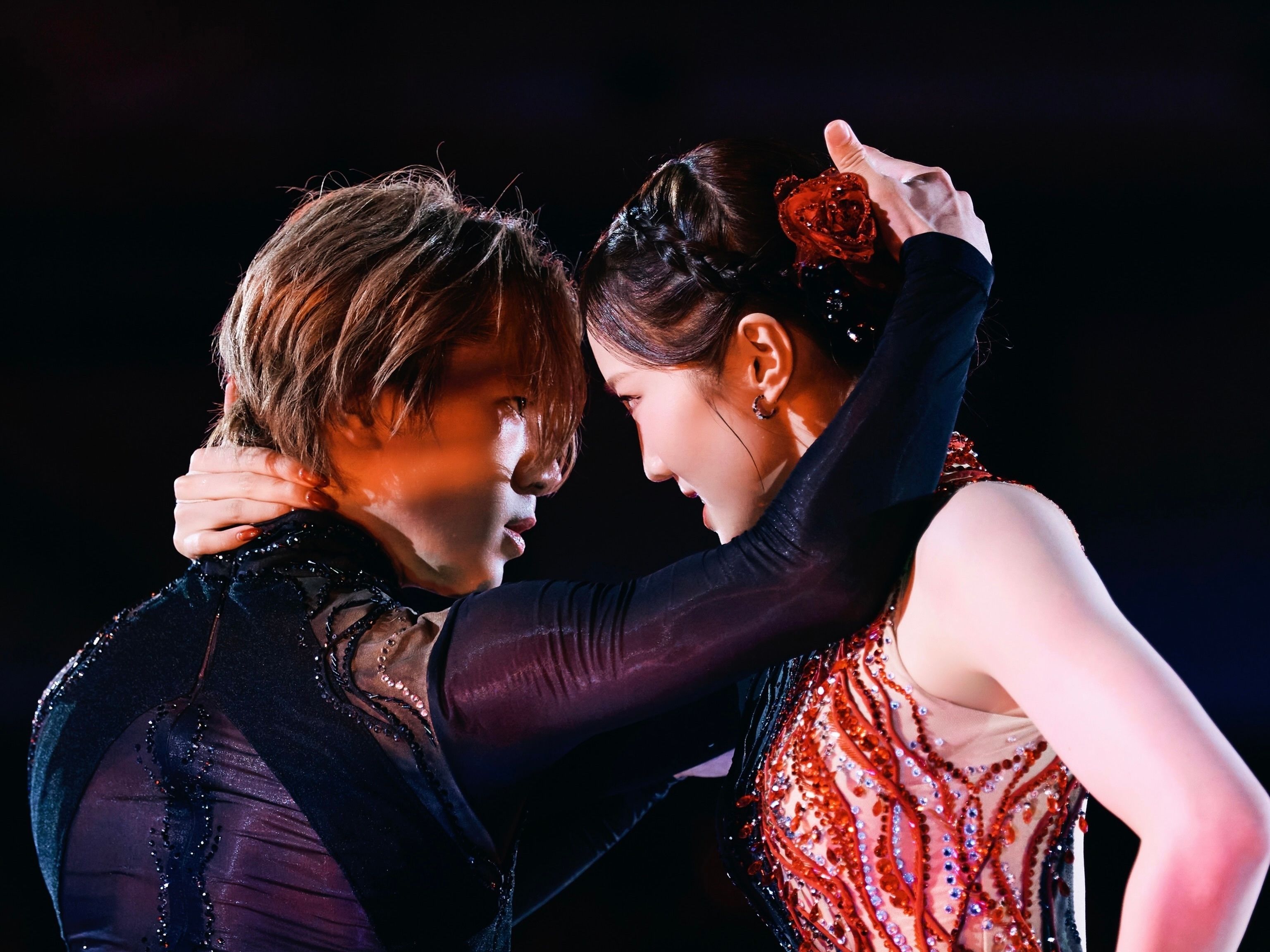 氷の上で踊るメダリストたちの美しい版画　Wセット 絵画から出てきたみたい」本田真凜、宇野昌磨との氷上ショットを公開