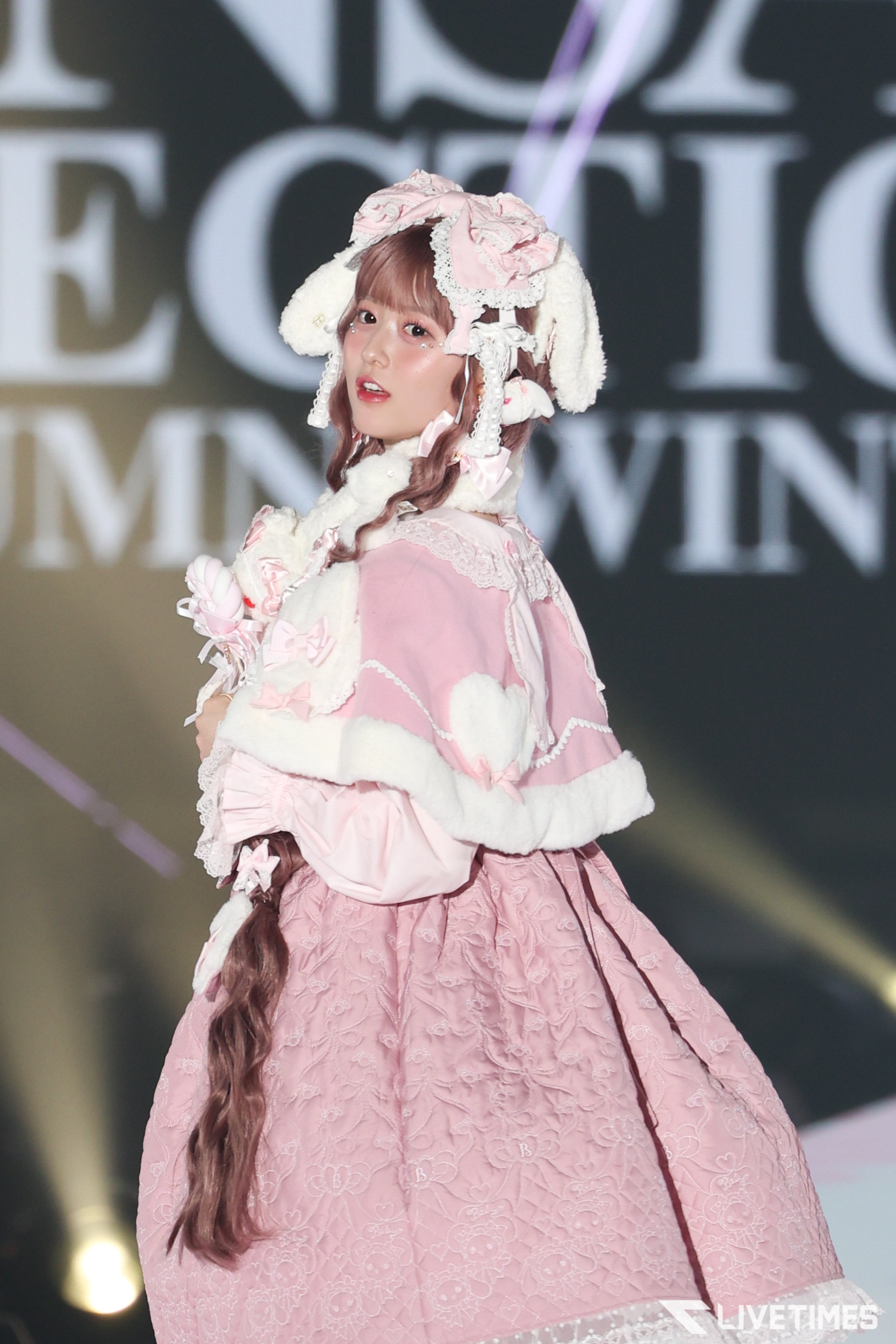 八木愛月（AKB48）、ピンクニット×すらり美脚。うさ耳のドーリー
