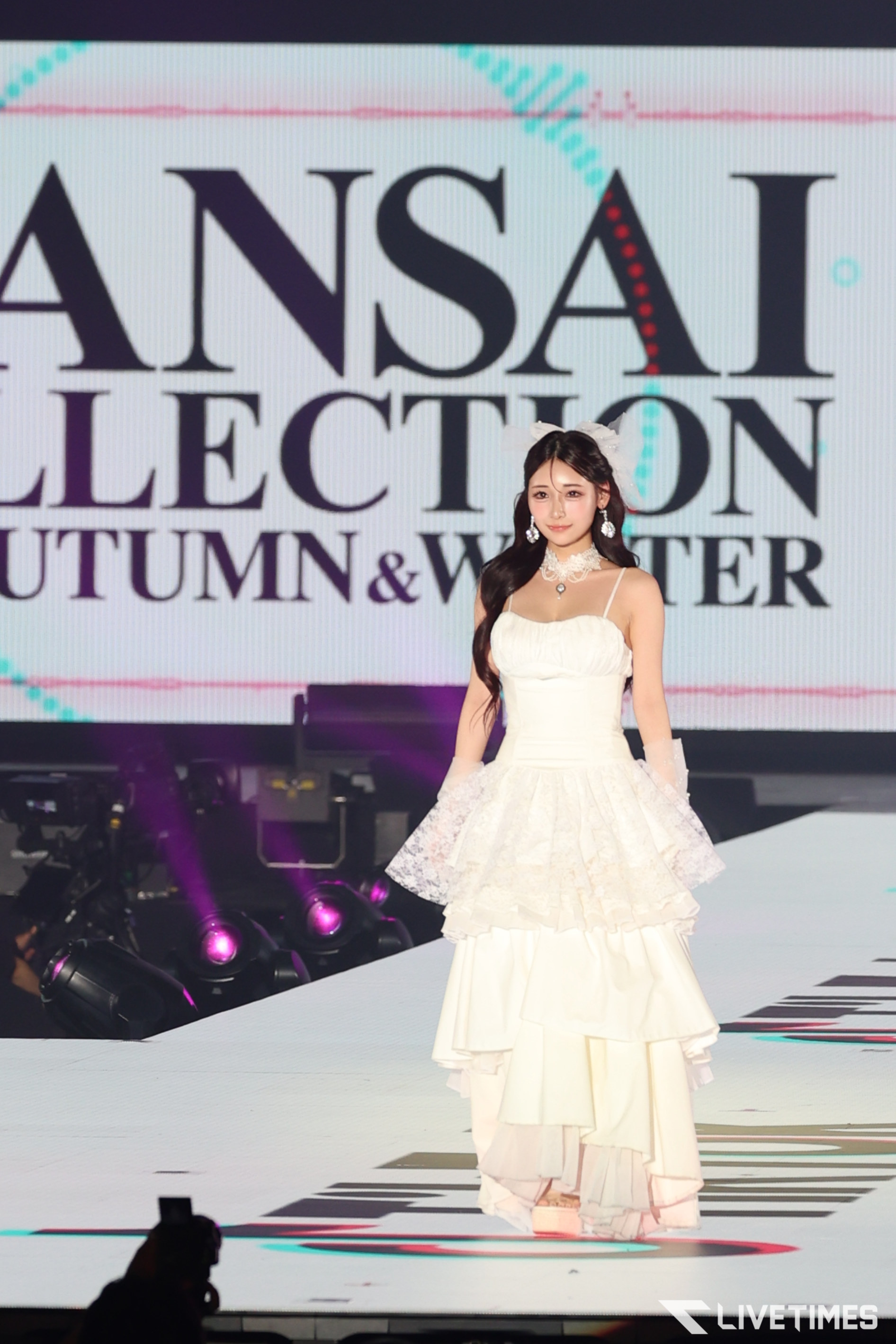 人気ライバー・かにゃ、美スタイル際立つ純白ドレス姿。3季連続の関