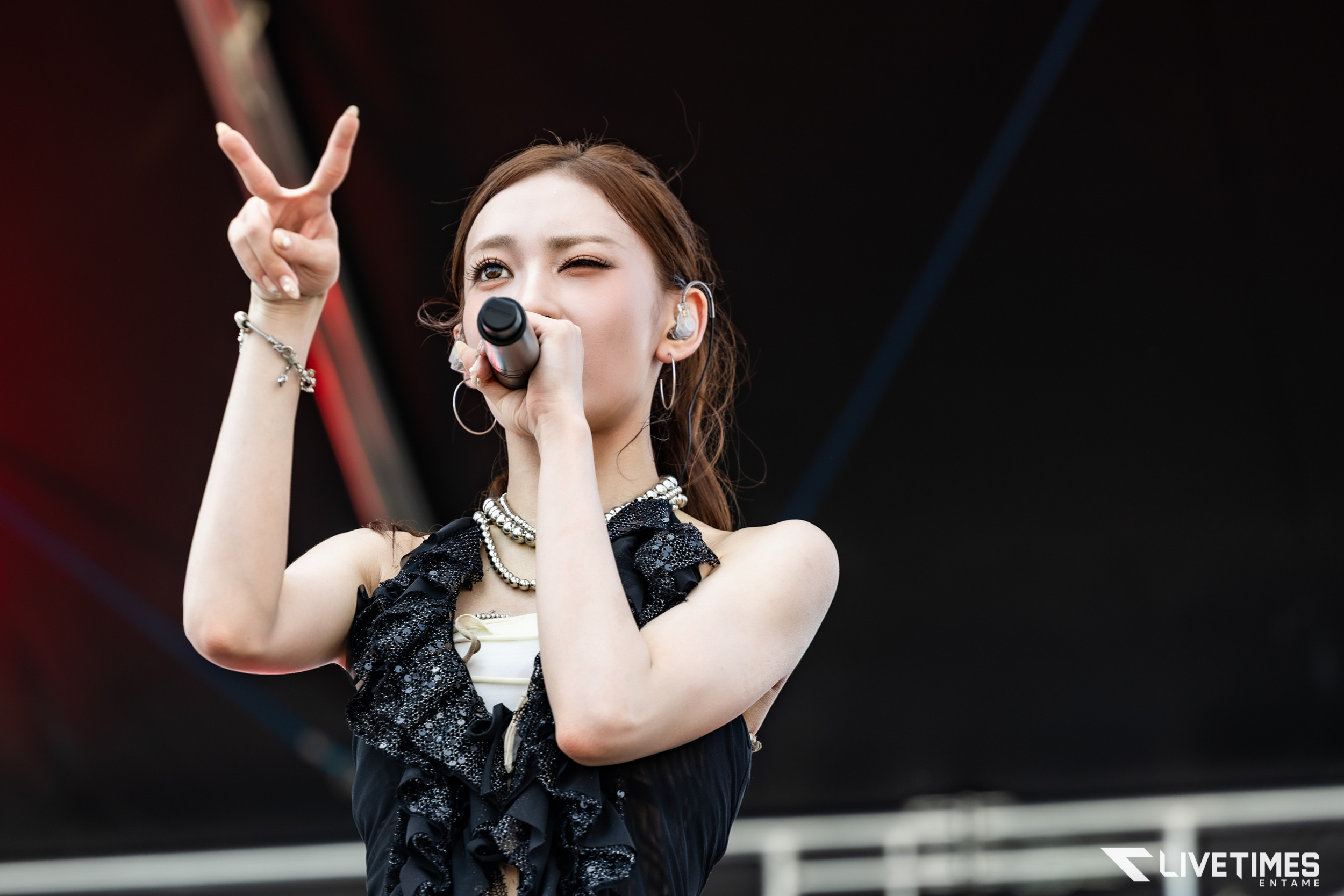 今年の夏フェス史上1番暑い」IS:SUE、炎天下のビーチを沸かせた圧巻の