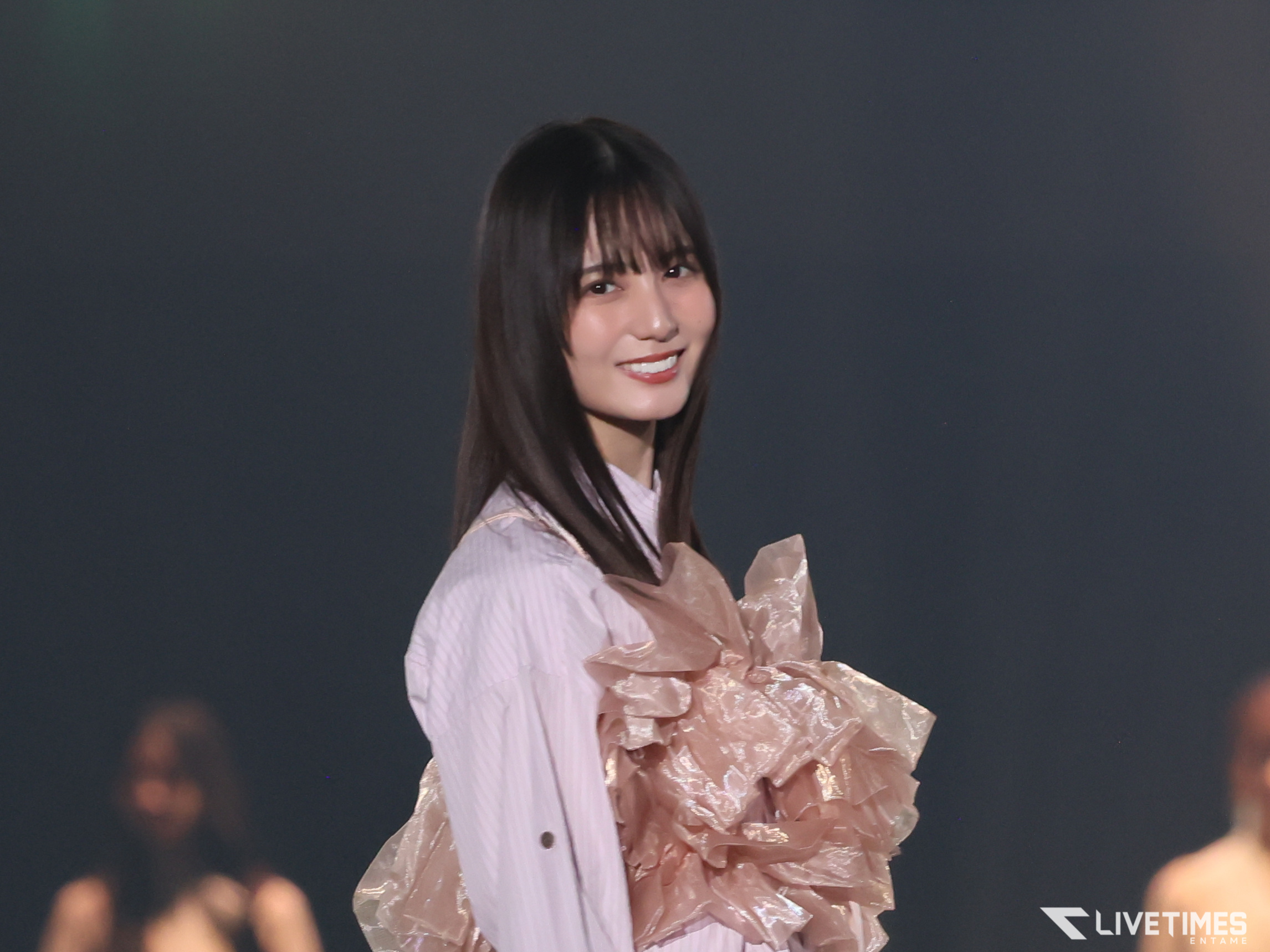 日向坂46・小坂菜緒、笑顔とアンニュイな表情のギャップで魅了。ライブ