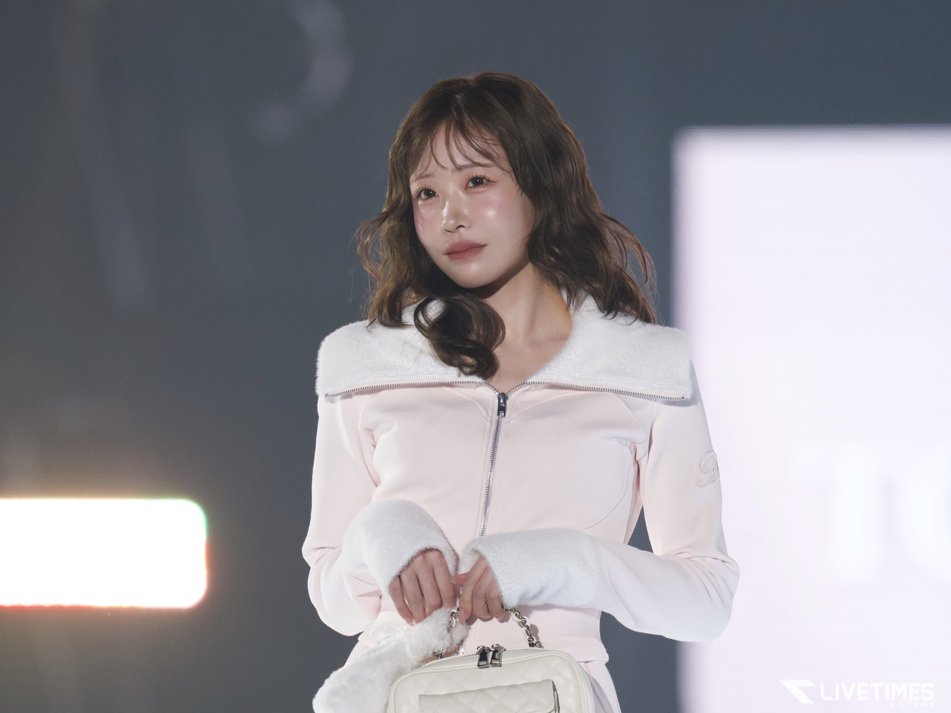 FRUITS ZIPPER・櫻井優衣、美脚際立つ秋らしいピンクコーデで