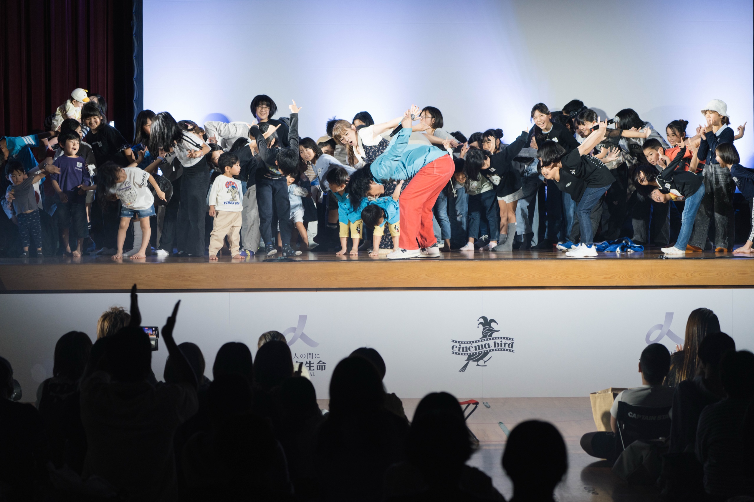 子どもたちとステージに並び、「ラッセン」を披露する永野