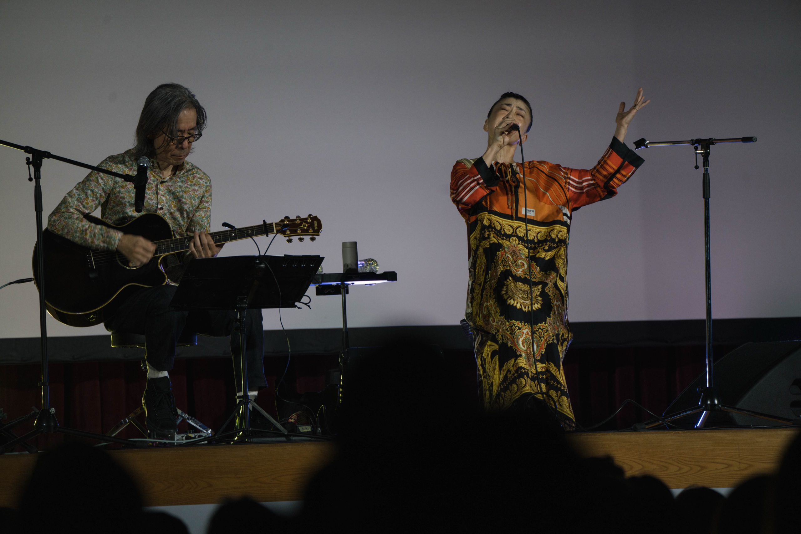 ギタリストの樋口直彦（左）とスペシャルライブを行うbird